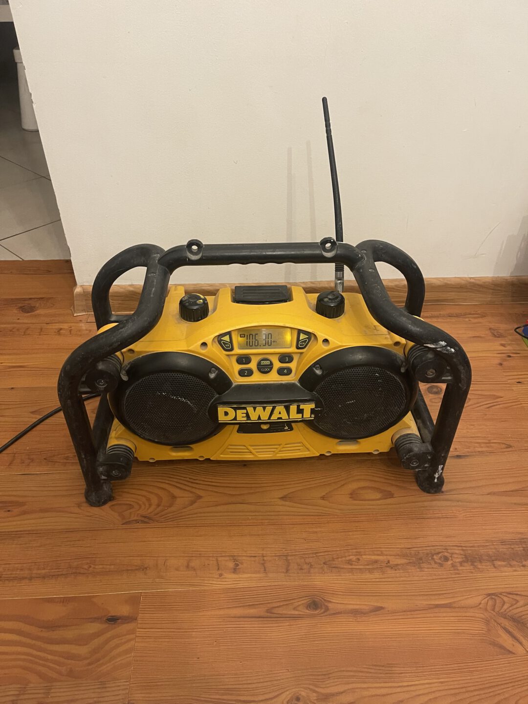 DEWALT DC011 radija