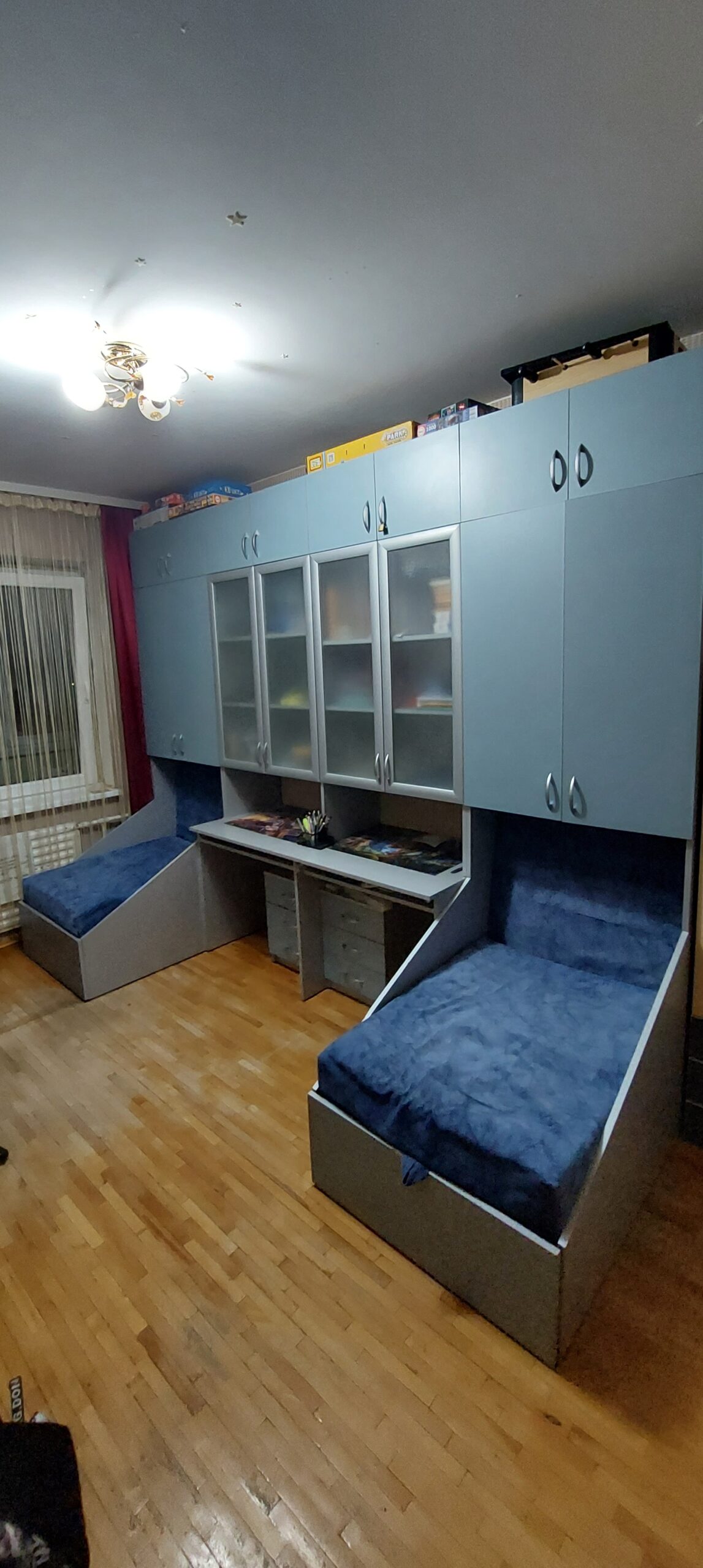 Vaikiškas lovų – sekcijos – spintos – stalai komplektas