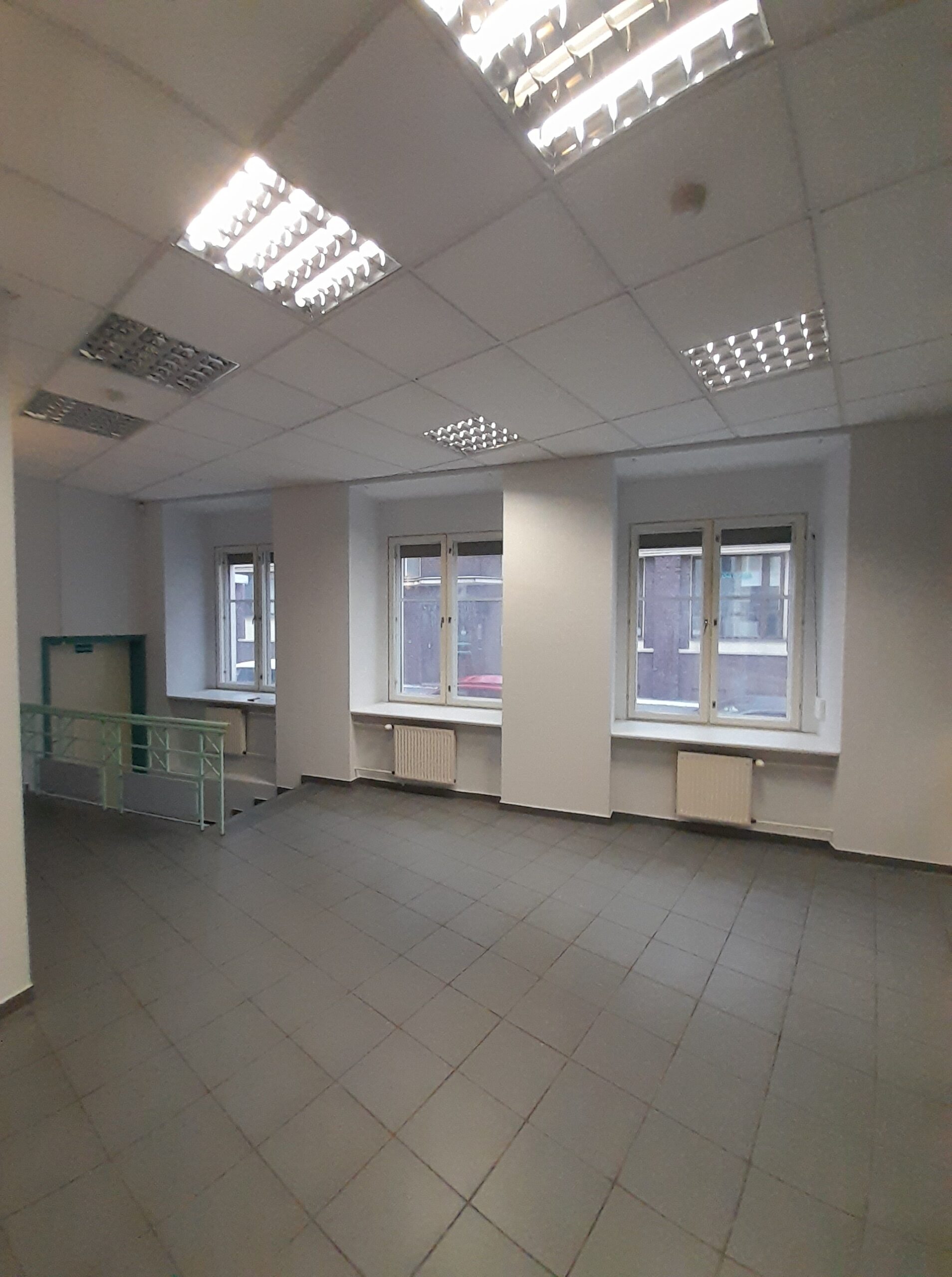 Išnuomojamos Administracinės patalpos su garažu / sandėliu. Garažo plotis 17,20 kv.m.