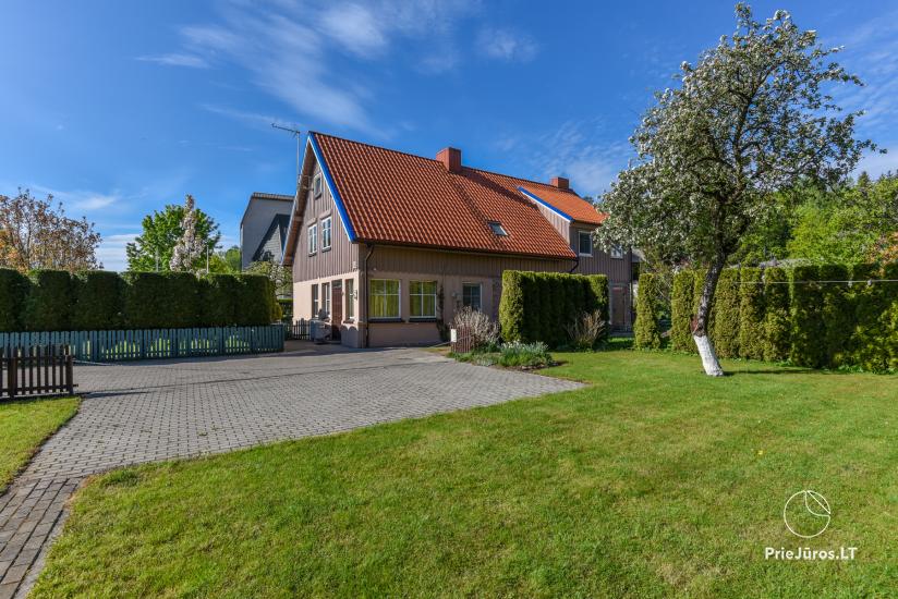 Išskirtinis 3 kambarių butas Juodkrantėje su privačiu kiemu ir 5 arų žemės sklypu